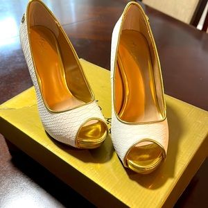 Thalía shoes 6.5 in white and gold.  Open toe with a hidden platform in front